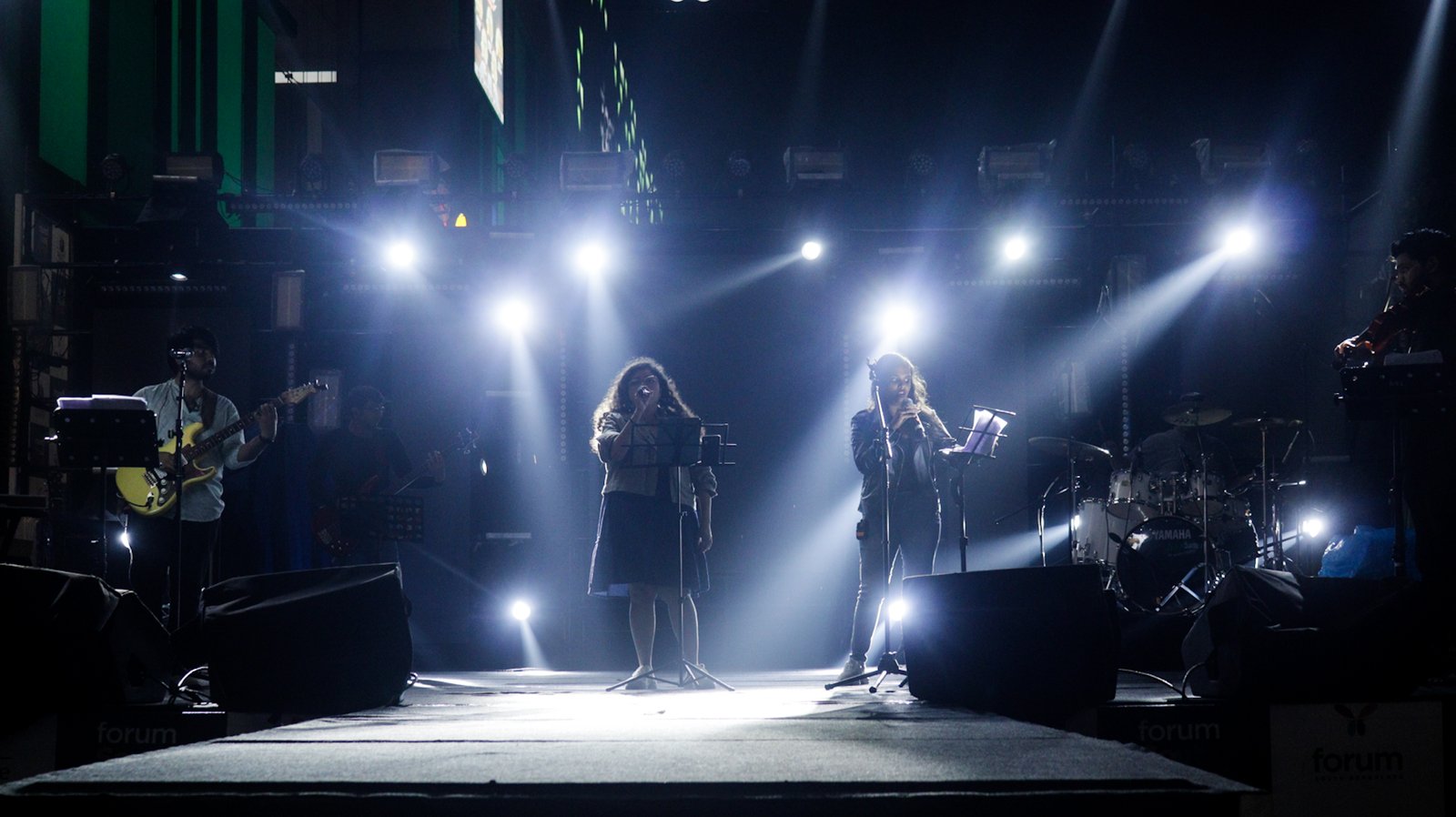 Acoustic duet in an intimate space